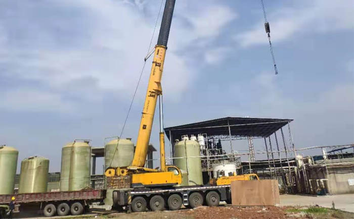 硫酸鈉三效蒸發(fā)器安裝現(xiàn)場 硫酸鈉三效蒸發(fā)器安裝現(xiàn)場